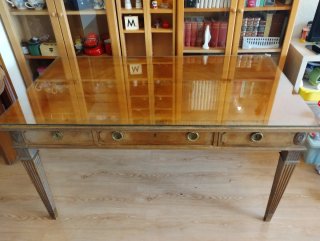 Escritorio antiguo de madera con cristal a medida