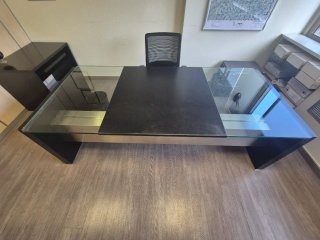 Mesa de oficina moderna cristal y madera