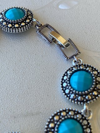 Bracciale con pietra azzurra e dettagli neri