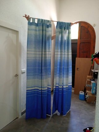 Cortinas azules y blancas