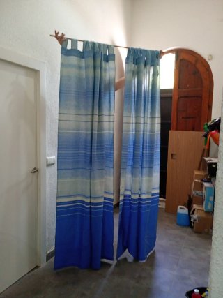 Cortinas azules y blancas