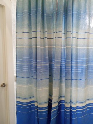 Cortinas azules y blancas