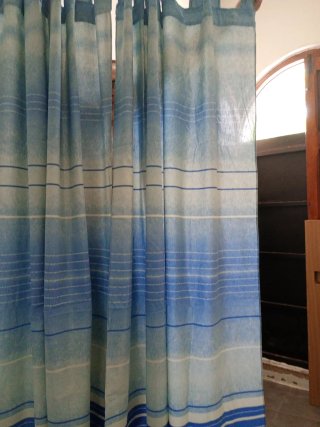 Cortinas azules y blancas