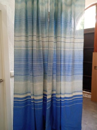 Cortinas azules y blancas