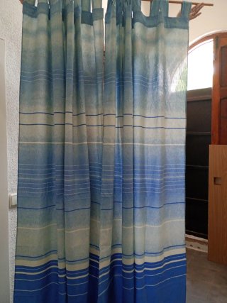 Cortinas azules y blancas