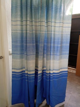 Cortinas azules y blancas