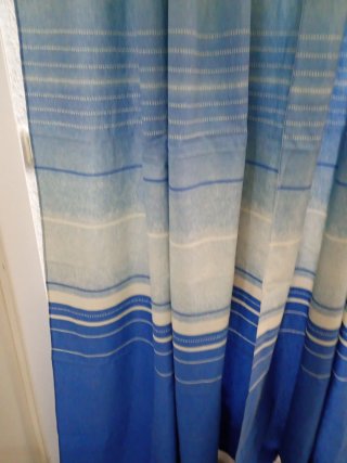 Cortinas azules y blancas