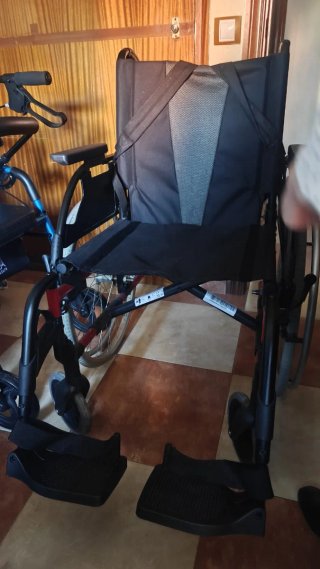 Silla de ruedas plegable en muy buen estado