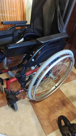 Silla de ruedas plegable en muy buen estado