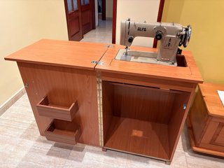 Máquina de coser Alfa clásica con mueble