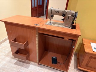 Máquina de coser Alfa clásica con mueble