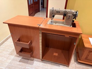 Máquina de coser Alfa clásica con mueble