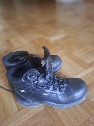 Mono, botas, camisa, casco de trabajo azul Endesa
