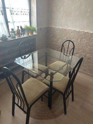Mesa de cristal con 4 sillas