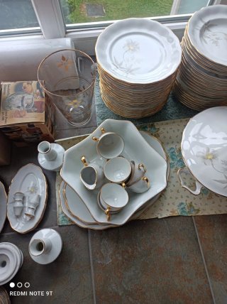 Vajilla de porcelana y cristal dorada