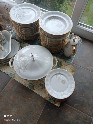 Vajilla de porcelana y cristal dorada