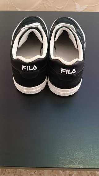 Zapatillas Fila Negras y Blancas