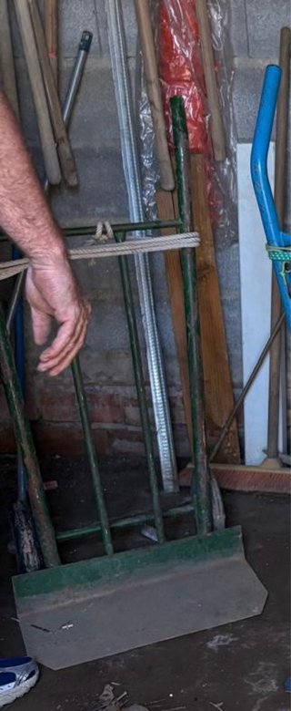Carretilla de mano azul con ruedas