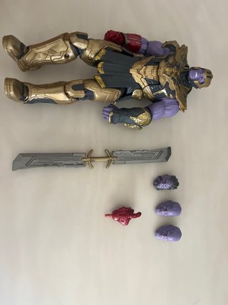 Figura Thanos Marvel con Accesorios
