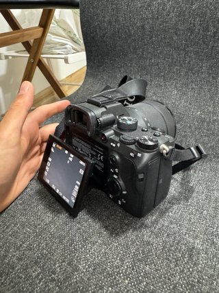 Sony A7 III (poco uso)