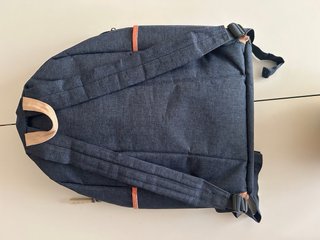 Mochila escolar azul con diseño
