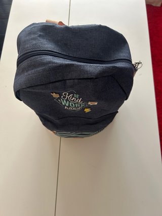 Mochila escolar azul con diseño