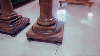 Coppia di colonne decorative in legno massello