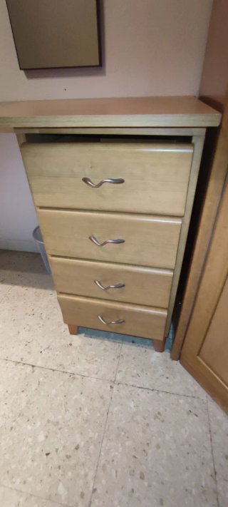Armario esquinero de madera maciza
