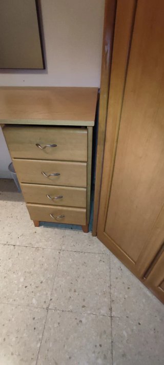 Armario esquinero de madera maciza