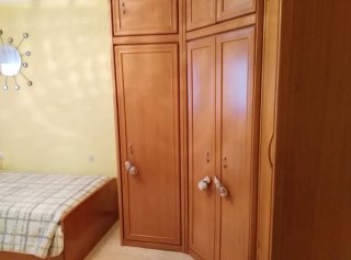 Armario esquinero de madera maciza