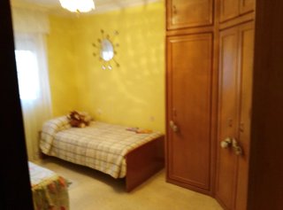 Armario esquinero de madera maciza