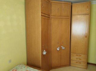 Armario esquinero de madera maciza