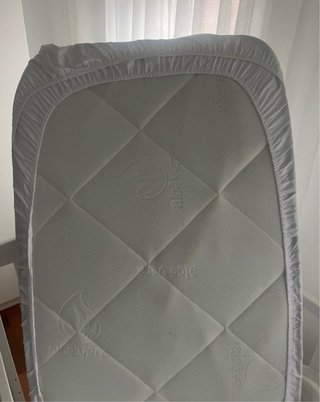Cuna de bebé blanca con colchón