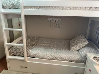 Cama litera blanca y beige con somier plegable
