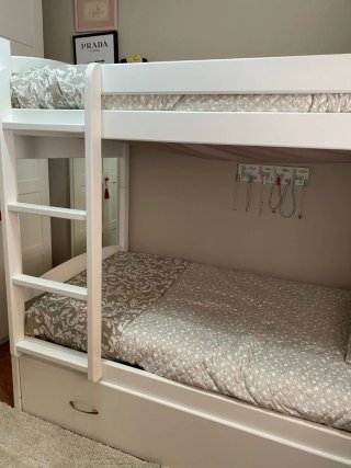 Cama litera blanca y beige con somier plegable