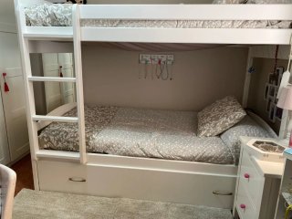 Cama litera blanca y beige con somier plegable