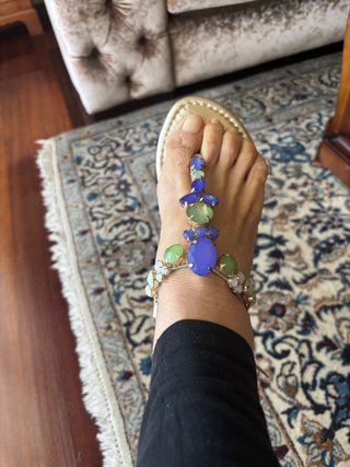 Sandalias doradas con pedrería Talla 36