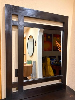 Mueble y espejo de entrada, de color wengué,