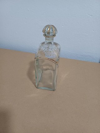 Botella antigua de cristal decorada