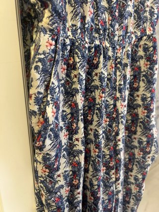 Mono Bershka floral azul y rojo