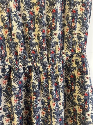 Mono Bershka floral azul y rojo