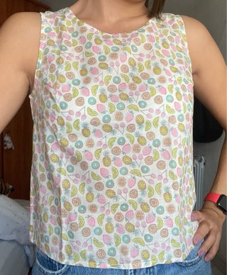 Blusa sin mangas con estampado de frutas