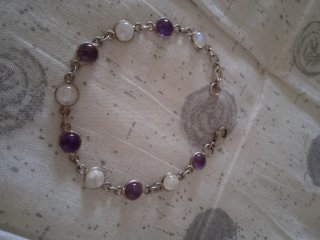 Bracciale e anello con pietre viola e bianche
