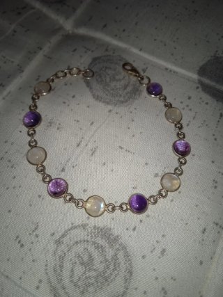 Bracciale e anello con pietre viola e bianche