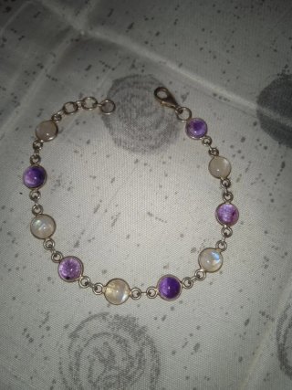 Bracciale e anello con pietre viola e bianche