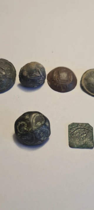 Lote 7 botones y 1 dirham nazarí