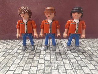 Playmobil 3 figuras chico naranja