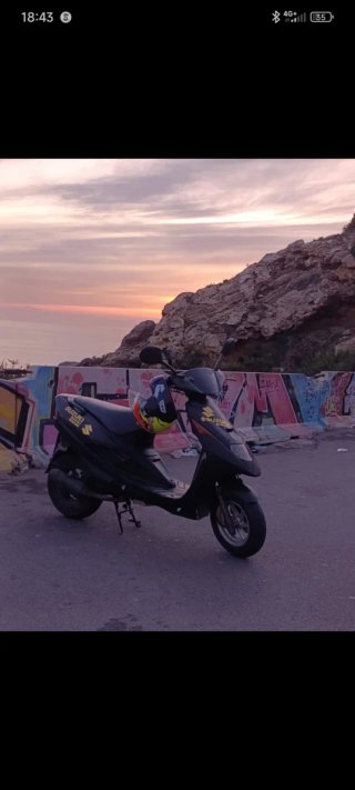 Suzuki Scooter Negra