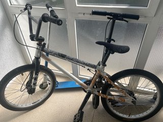 Bicicleta BMX blanca y negra