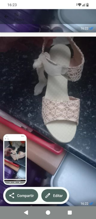 Zapatos de cuña beige y dorados